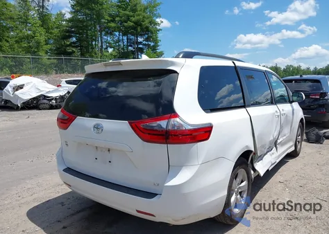 2020 Toyota Sienna Le z USA, uszkodzony, nr VIN 5TDKZ3DC8LS065569